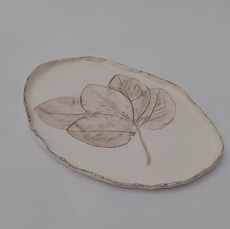 ظرف سرامیکی دست ساز مدل دفرمه و برگ _ فطرس سرامیک