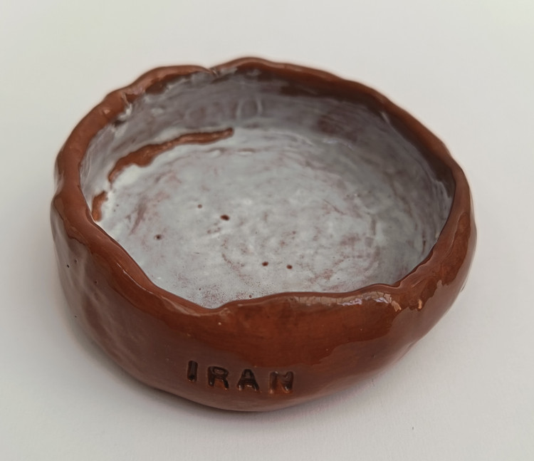 ظرف سرامیکی دست ساز دفرمه رنگ حنایی فطرس سرامیک