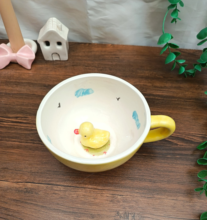 Surprise mug with a yellow duck doll | Fotros Ceramics