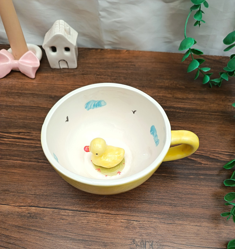 Surprise mug with a yellow duck doll | Fotros Ceramics