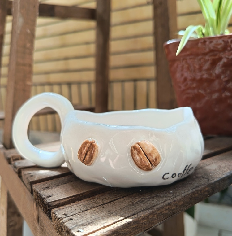 ماگ سرامیکی دست ساز دفرمه طرح قهوه cooffe