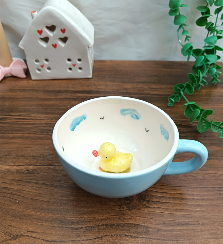 ماگ سوپرایزی عروسکی مدل اردک رنگ آبی